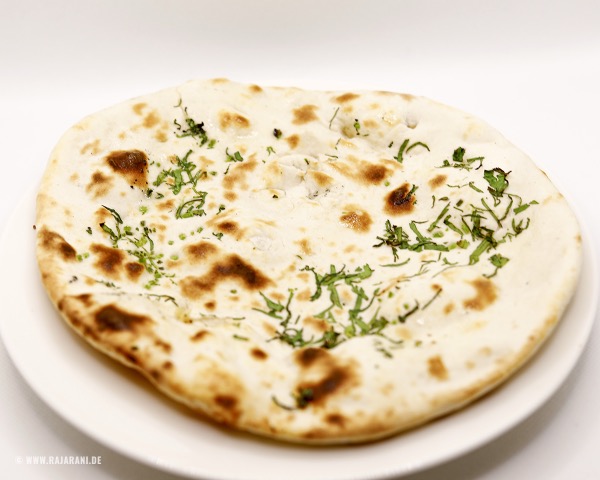Frisch gebackenes Naan-Brot aus dem Tandoor