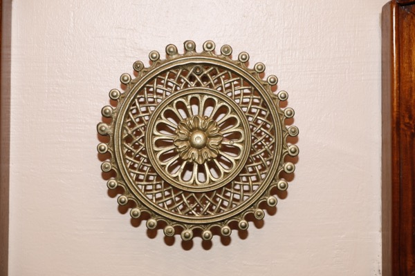 Orientalisches Messing-Ornament im Gastraum des Raja Rani